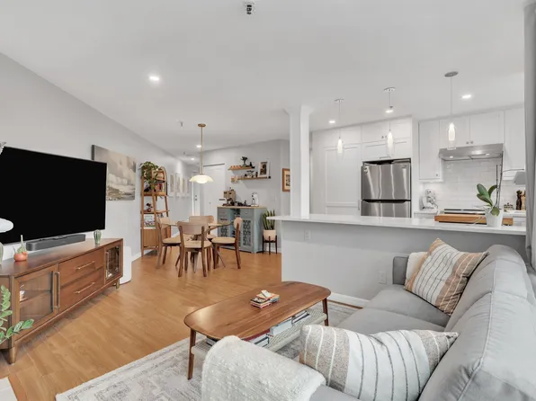 2020 W 8th Ave #315, Vancouver, BC V6J 1W5