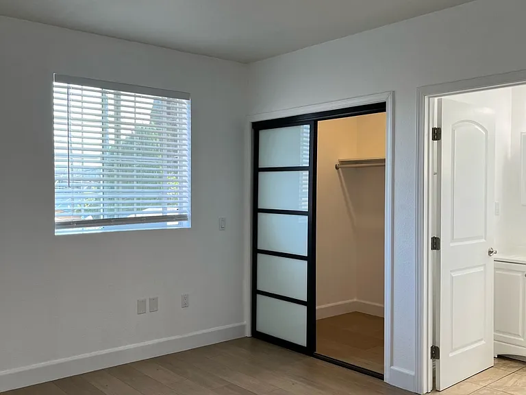 417 3/4 N Kingsley Dr — Photo 2