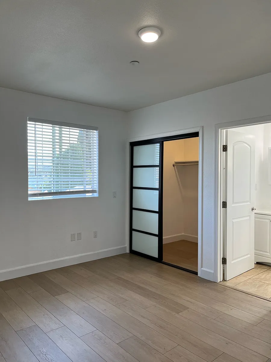 Building Photo - 417 3/4 N Kingsley Dr