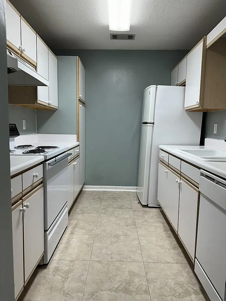3 bed, 2.0 bath, 1364 sqft, $1,400 — Photo 4