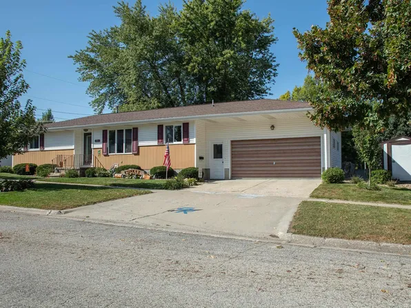 301 Center St, Reinbeck, IA 50669