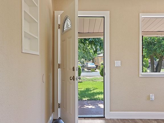 5th image of 844 S Hinkley Ave