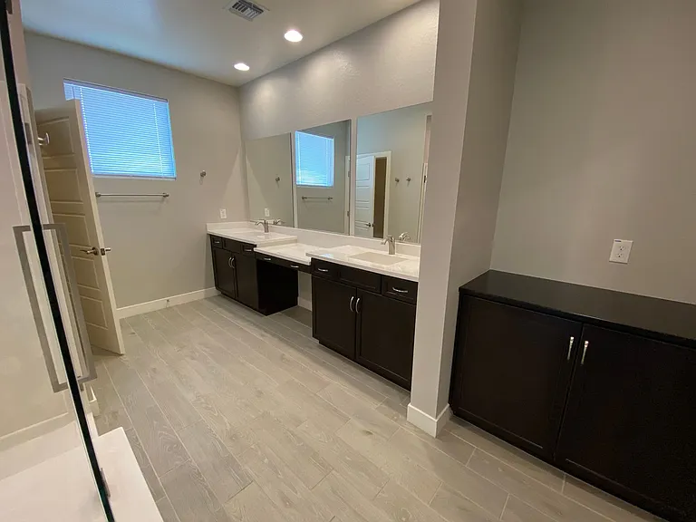 1560 W Avenida Del Valle — Photo 11