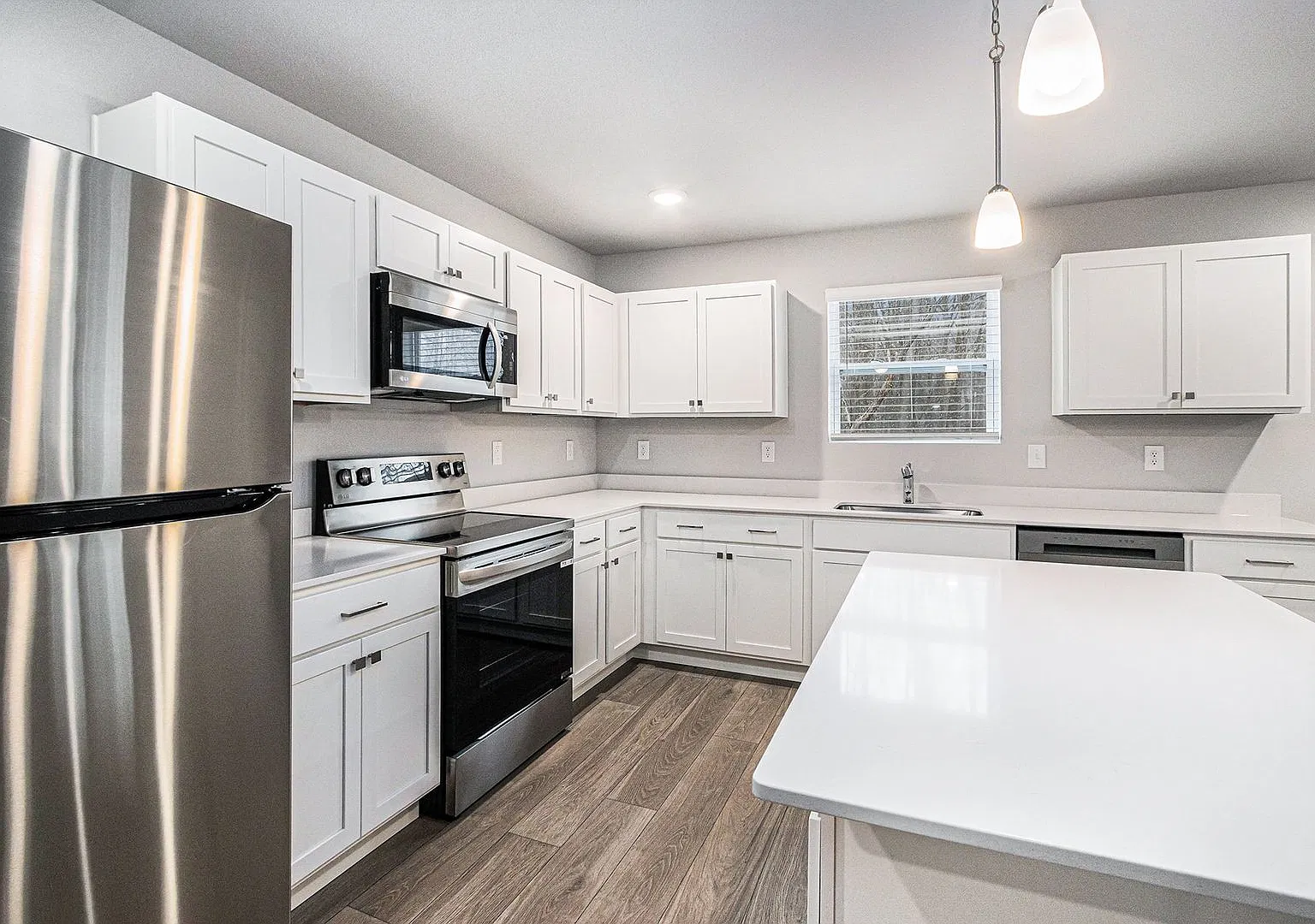 1 Month FREE Rent! Applied to Your First Full Month. Terms & Conditions Apply. — Photo 3