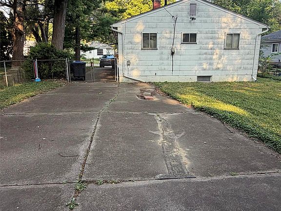 5th image of 16590 Fenton St