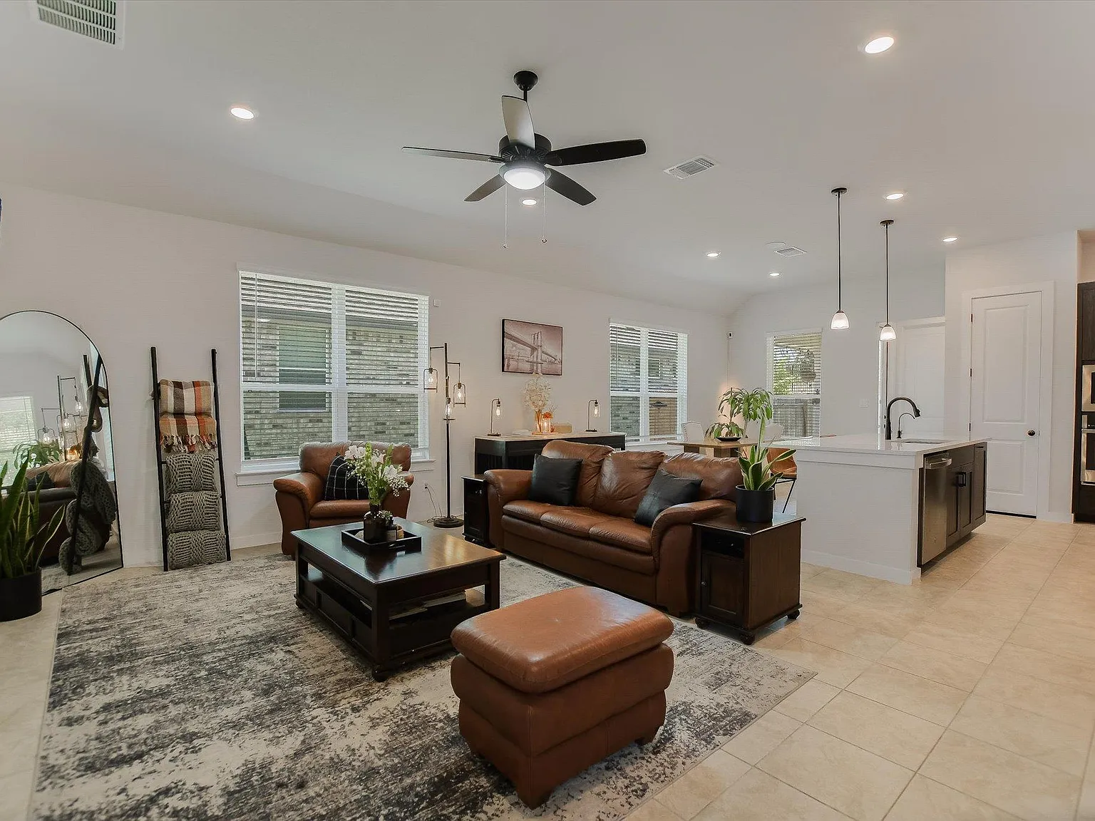 3 bed, 2.0 bath, 1546 sqft, $2,300 — Photo 4