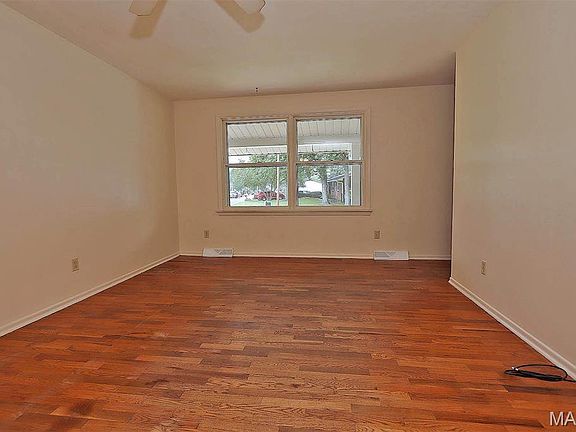3rd image of 1121 Landgraf Dr