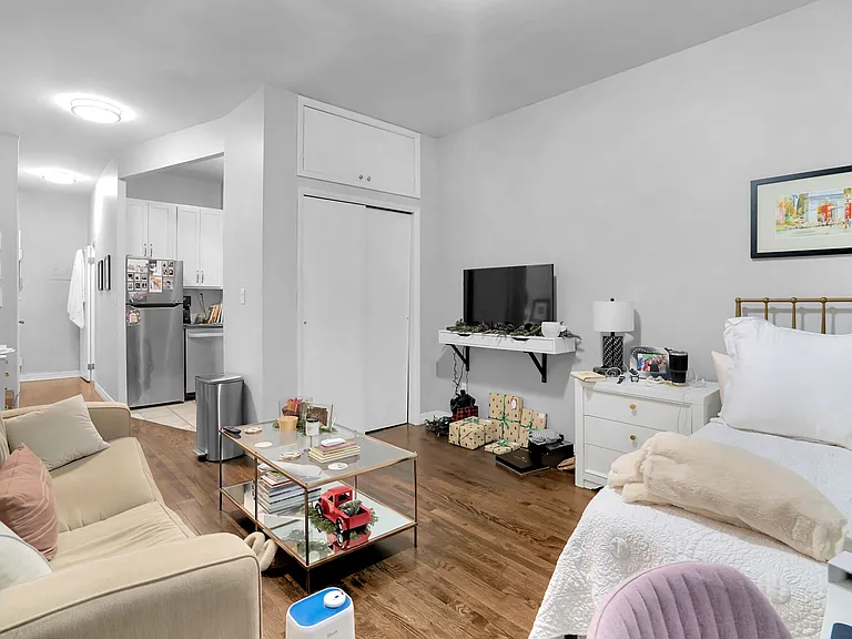 424 E 75th St #1C — Photo 2