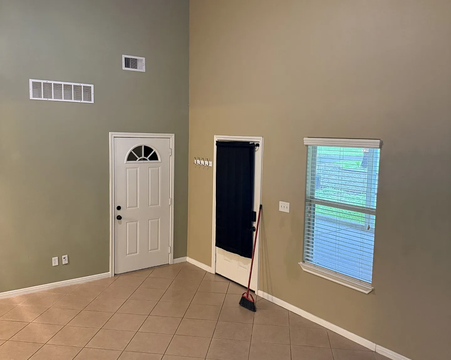2 bed, 910 sqft, $1,350 — Photo 4