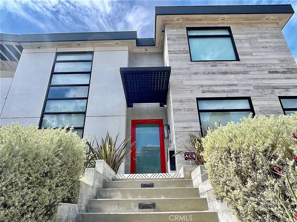 Building Photo - 1319 Sunset Plaza Dr