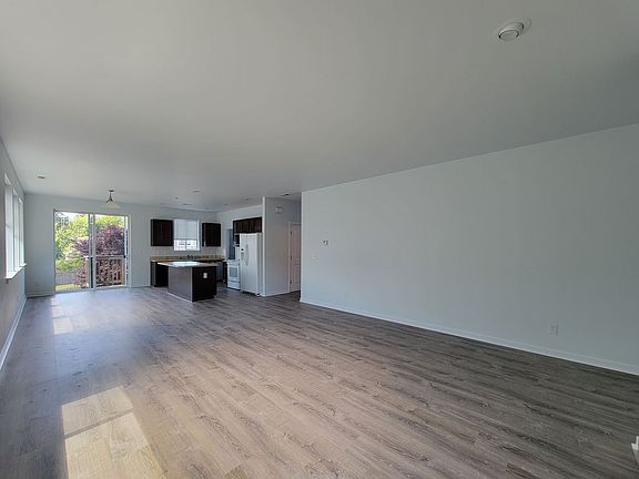 3rd image of 19661 Rosebud Pl NE