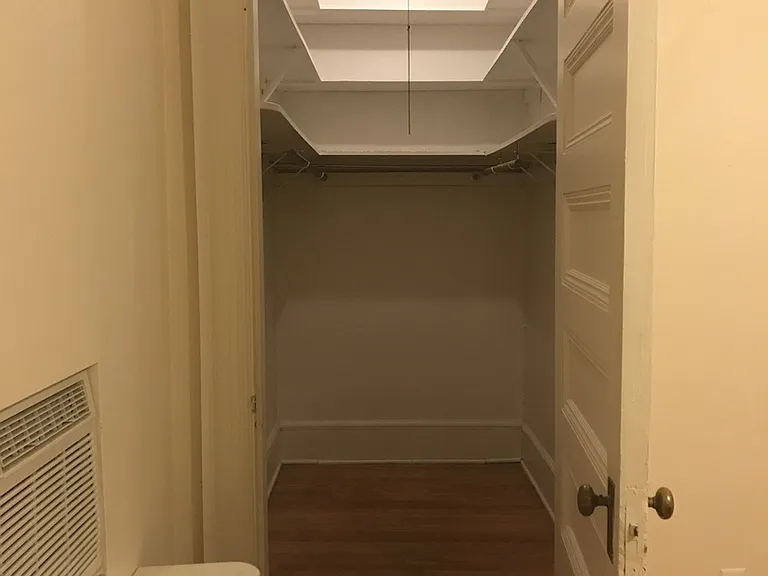 Castle Court Apartments - Midtown — Photo 35