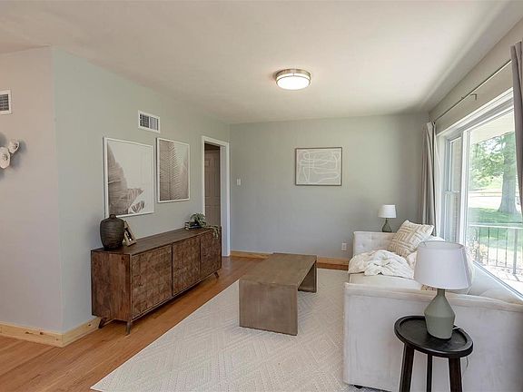 2nd image of 461 Bellerive Blvd
