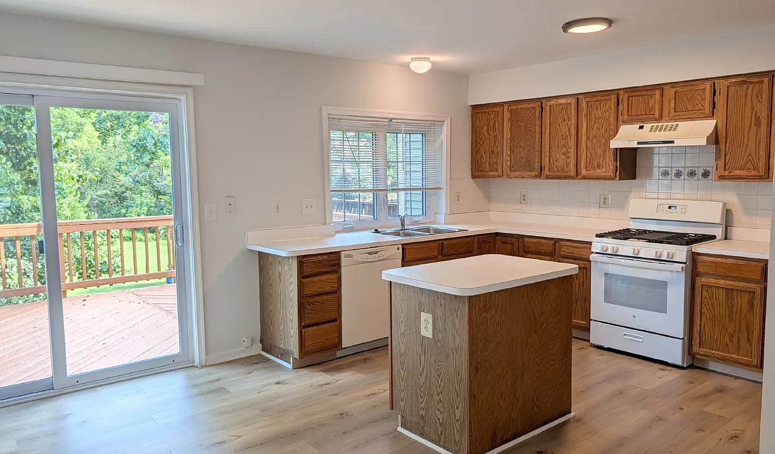 3 bed, 2.5 bath, 1827 sqft, $2,900 — Photo 4