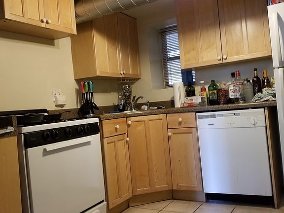 3rd image of 1419 W Cornelia Ave #G