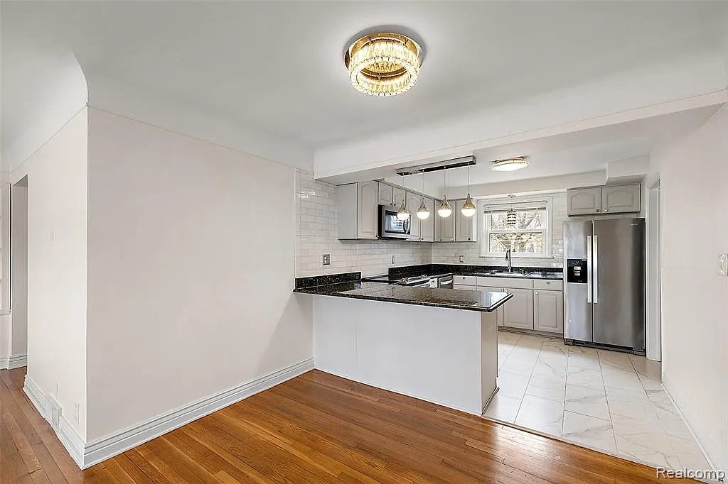 3 bed, 1.0 bath, 1157 sqft, $2,700 — Photo 3