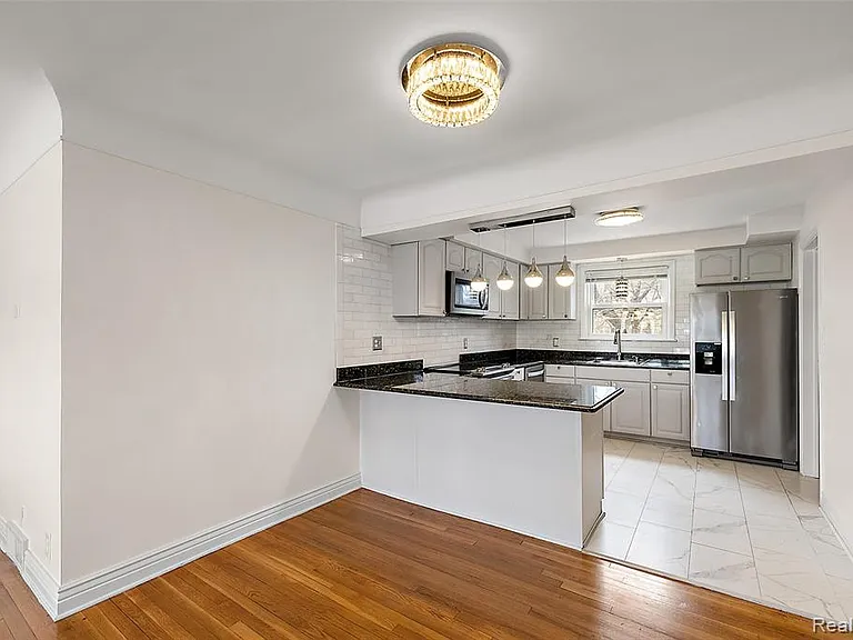 2046 Yorkshire Rd — Photo 3