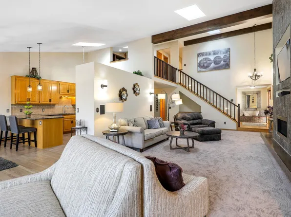 58 Garden Dr, Burnsville, MN 55337