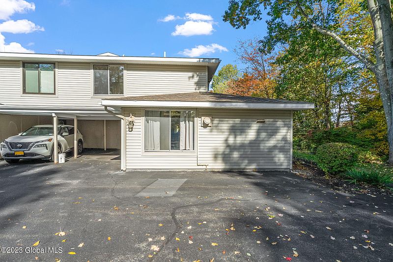 3rd image of 72 Yorkshire Drive