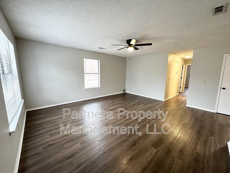 2 bed, 1.5 bath, $1,250 — Photo 2