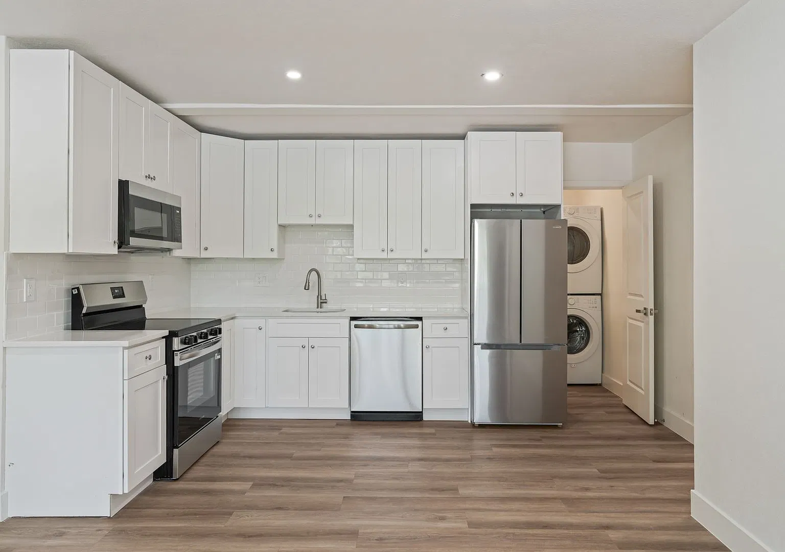 Renovated 5-Bed, 4-Bath on The Hill Just 3 Blocks from Campus! — Photo 1
