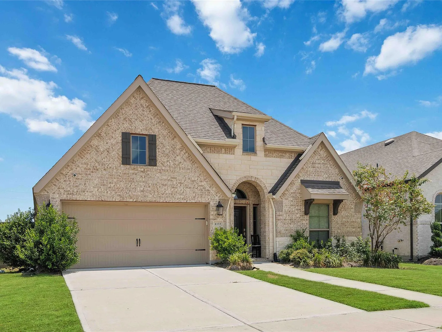 4 bed, 3.0 bath, 2560 sqft, $3,300 — Photo 2