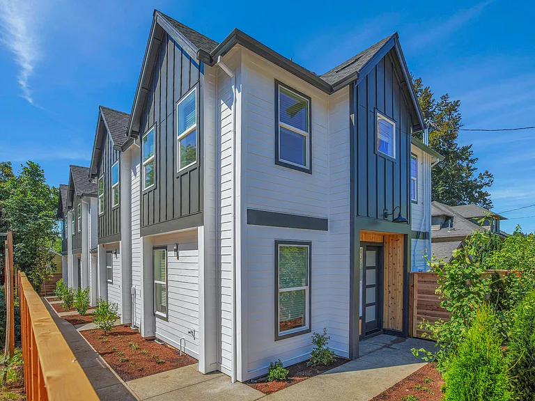 8426 E Burnside St — Photo 1