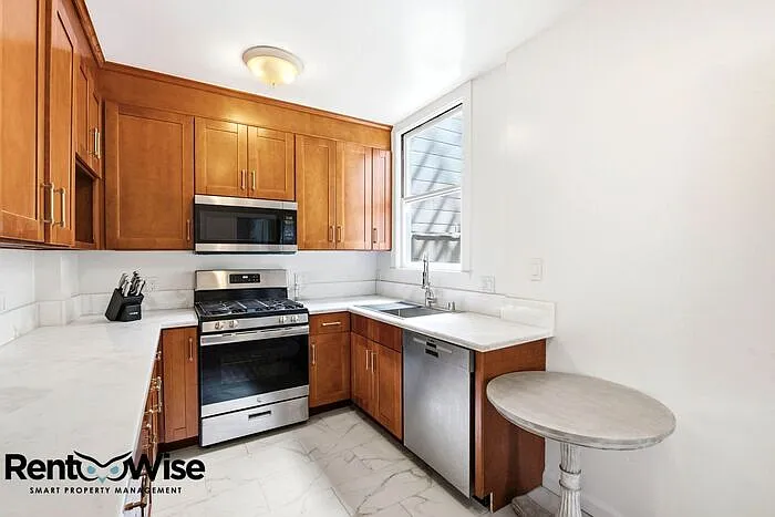 988-990 Broadway #2 — Photo 10