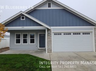 205 SW Blueberry Ln, Grants Pass, OR 97527