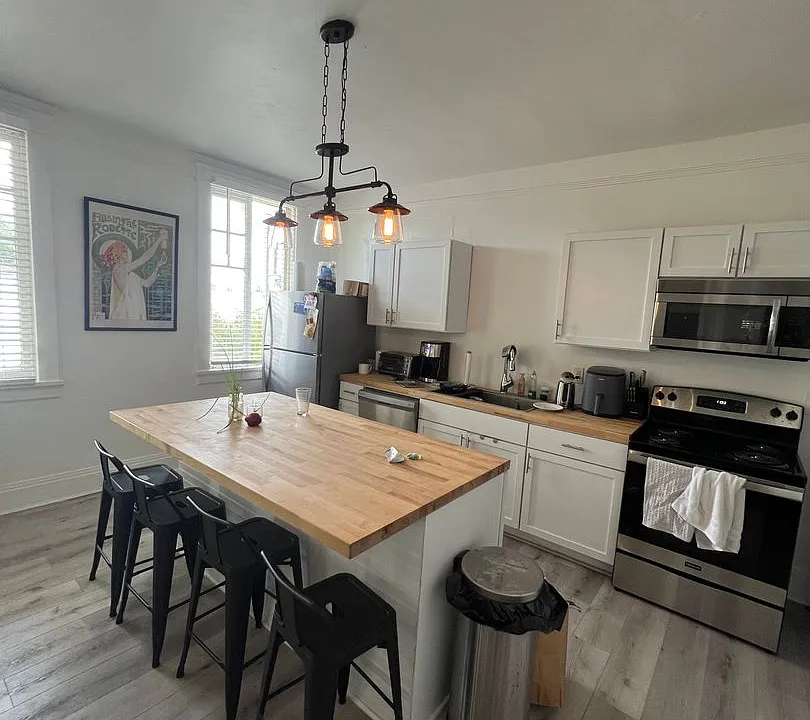7423-7429 Hampson St #7425