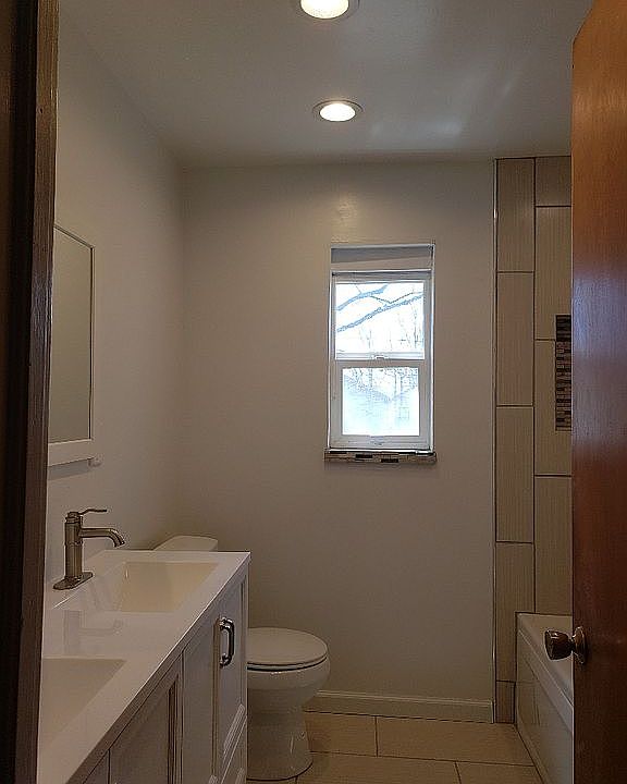 1st image of 6 W Sherry Dr
