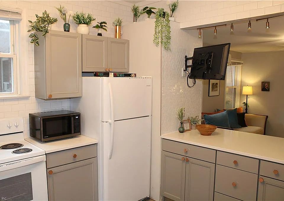 1st image of 143 W Balview Ave #2