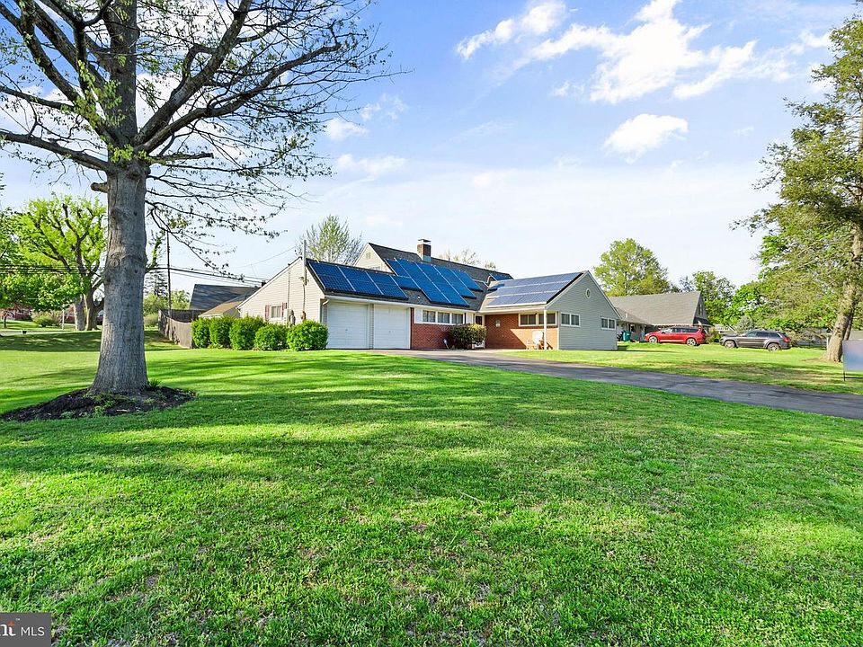 1st image of 18 Forsythia Dr S