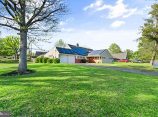 18 Forsythia Dr S, Levittown, PA 19056