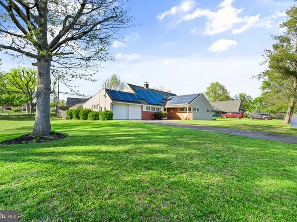 18 Forsythia Dr S, Levittown, PA 19056