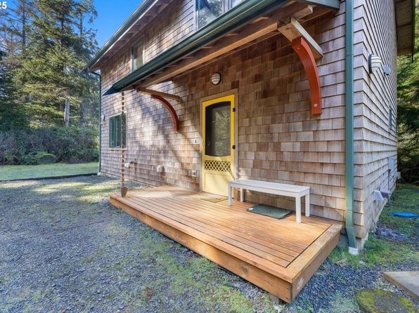 32100 Hemlock Ln, Arch Cape, OR 97102