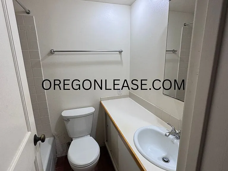 1223 Ferry St #7 — Photo 6