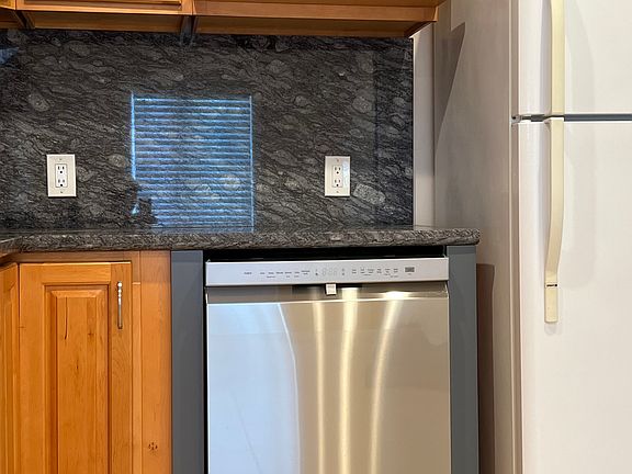 3rd image of 482 Walnut St #484
