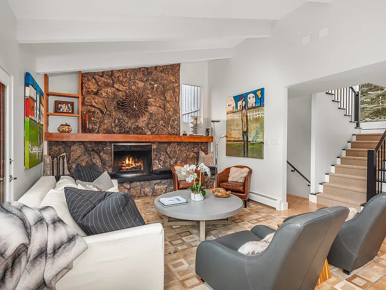 262 Eastwood Dr — Photo 3