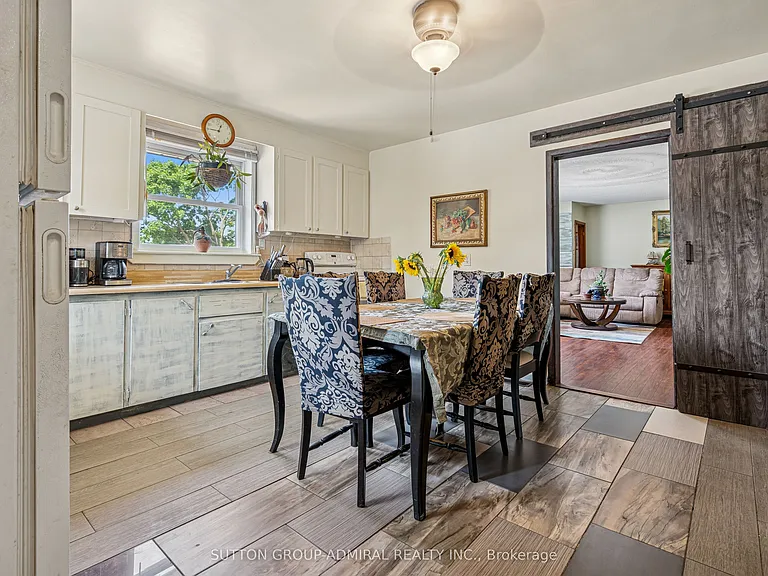 499 York St #UPPER — Photo 8
