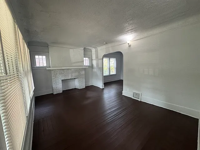 5 bed, 2.0 bath, 1512 sqft, $1,600 — Photo 2