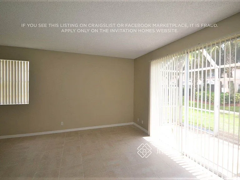 1136 Sorrento Dr — Photo 7
