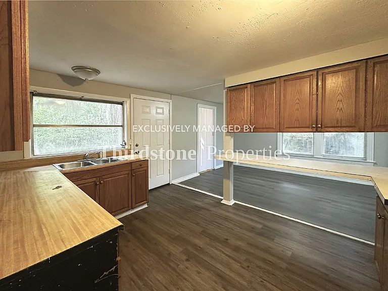 6965 Lorain St — Photo 7