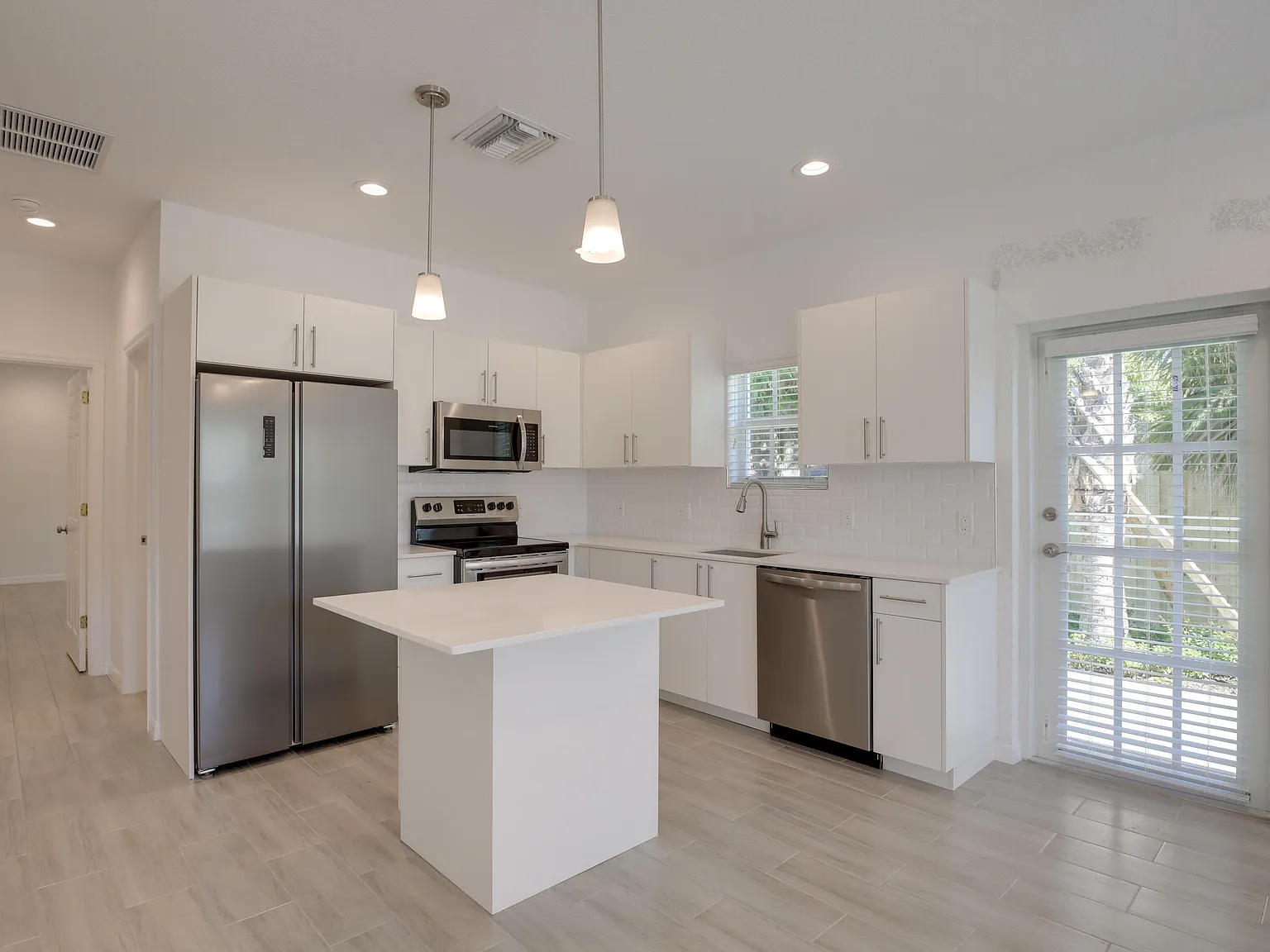 2 bed, 2.0 bath, 1140 sqft, $2,300 — Photo 2
