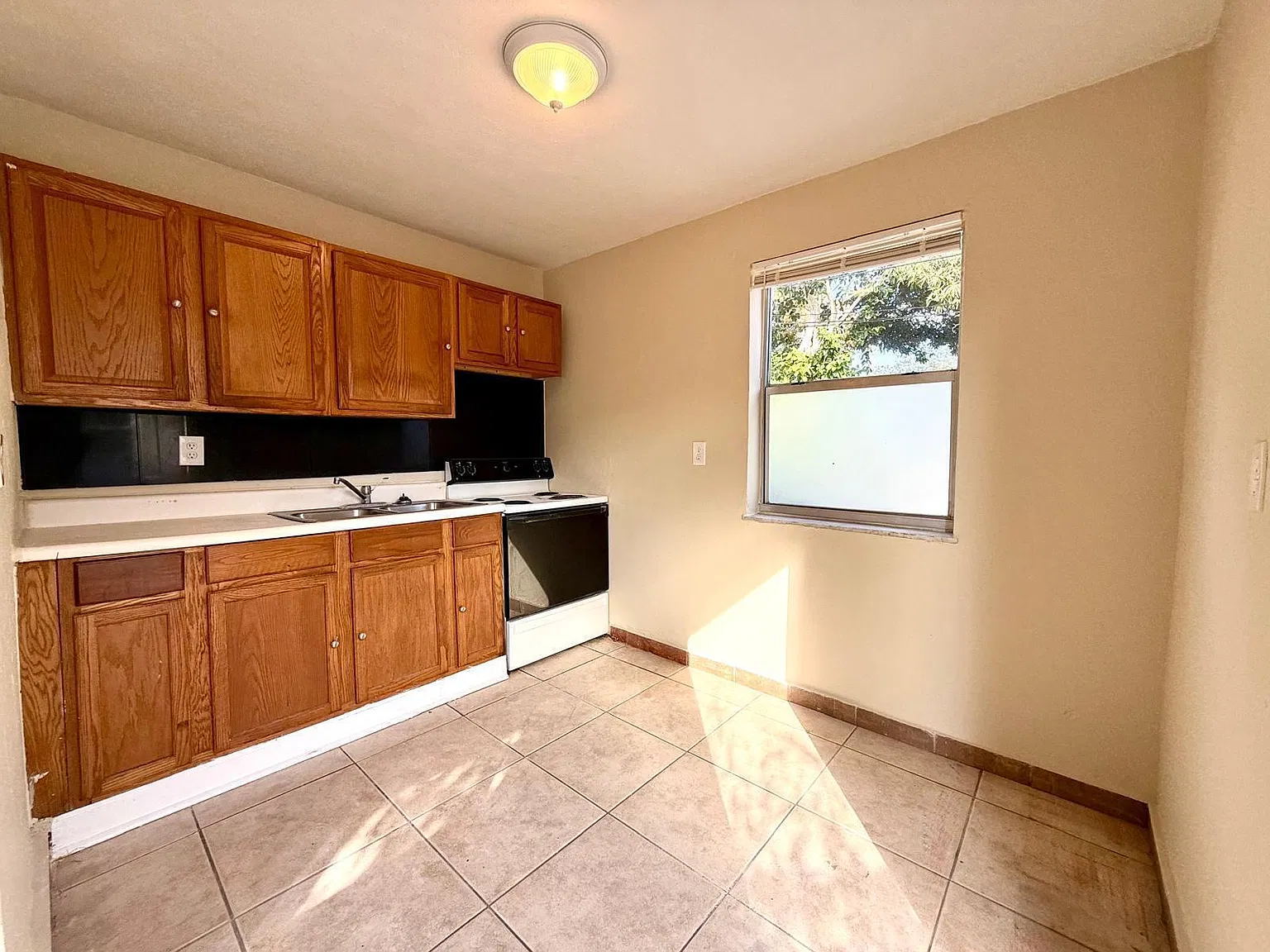 2 bed, 1.0 bath, 623 sqft, $1,700 — Photo 2