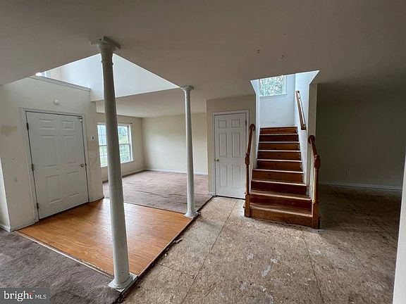 3rd image of 43 Dandelion Dr