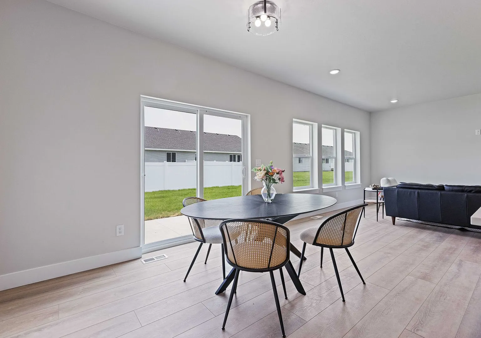 Modern 3 Bed 2 Bath Twin Home In Sugar City! — Photo 3
