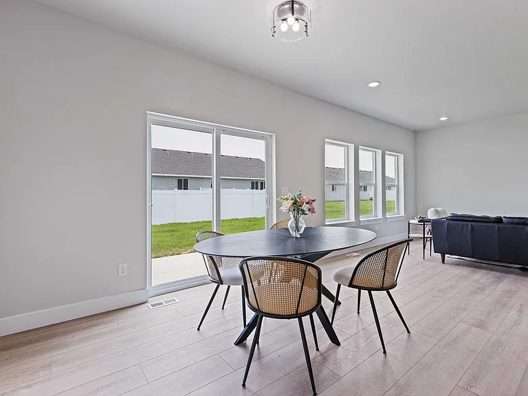 569 Idaho Ave — Photo 3