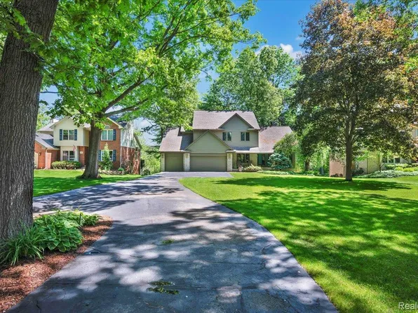 250 Woodcreek Ct, Commerce Township, MI 48390
