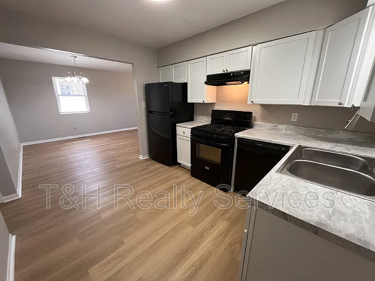 110 Pennsylvania Ct — Photo 9